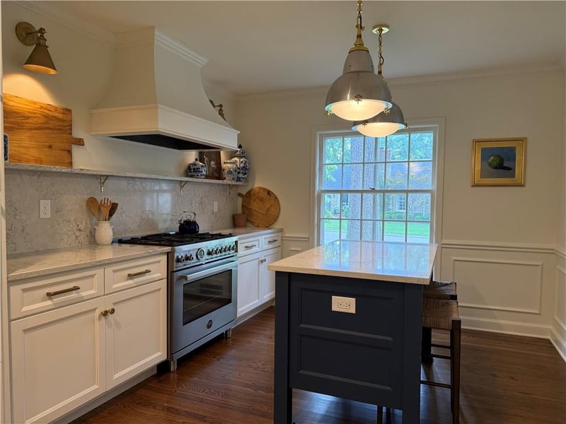 8020 Manor Rd, Leawood, KS 66206