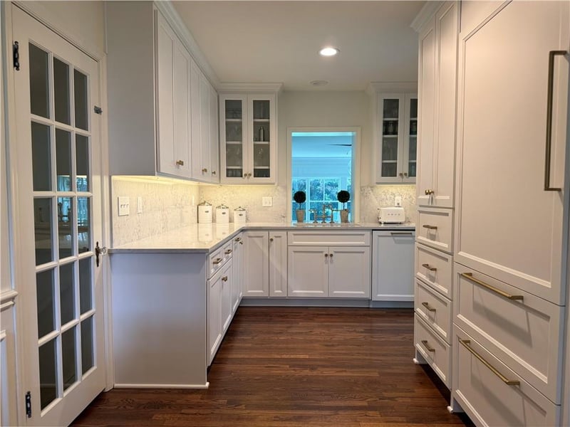 8020 Manor Rd, Leawood, KS 66206
