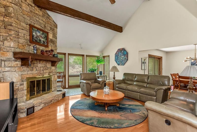 3001 121st Ter, Leawood, KS 66209