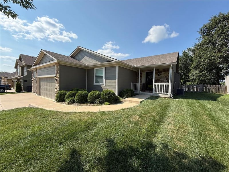 3817 Briarwood Oaks Dr, Blue Springs, MO 64015