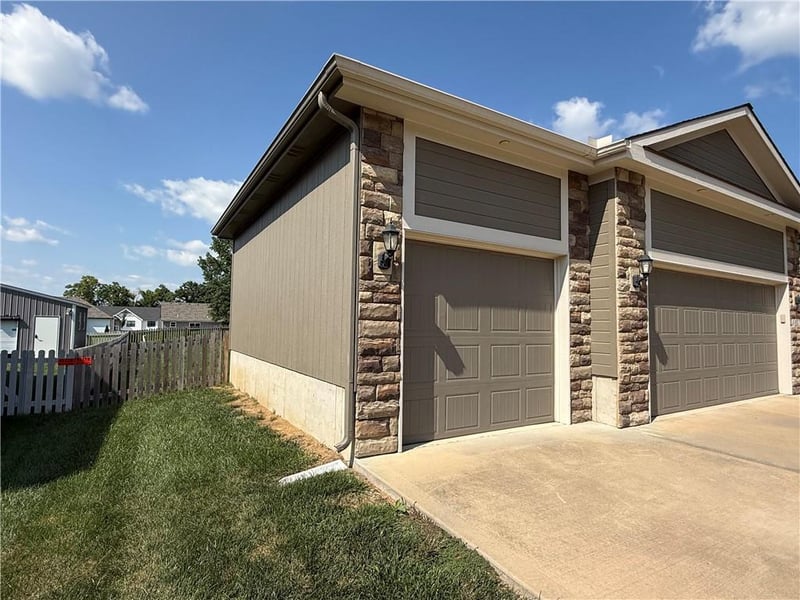 3817 Briarwood Oaks Dr, Blue Springs, MO 64015