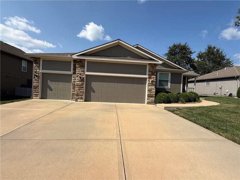 3817 Briarwood Oaks Dr, Blue Springs, MO 64015