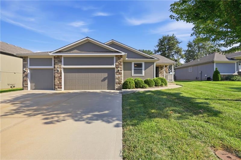 3817 SW Briarwood Oaks Dr, Blue Springs, MO 64015