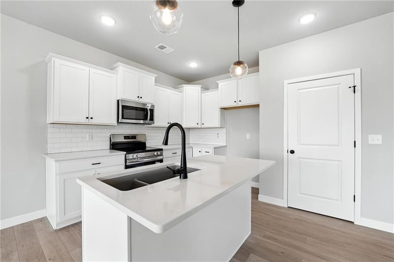 12506 White Ash Ln, Lee's Summit, MO 64086