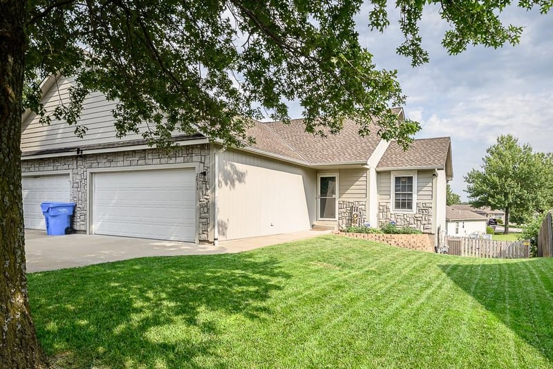 2035 Rock Creek Ct, Tonganoxie, KS 66086