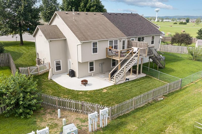 2035 Rock Creek Ct, Tonganoxie, KS 66086
