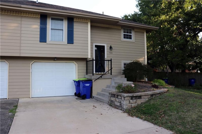 756 Claremont Ct, Lee's Summit, MO 64063