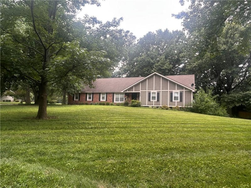 16040 Outlook Ave, Stilwell, KS 66085