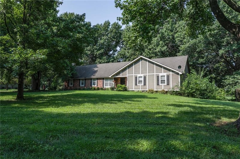 16040 Outlook Ave, Stilwell, KS 66085