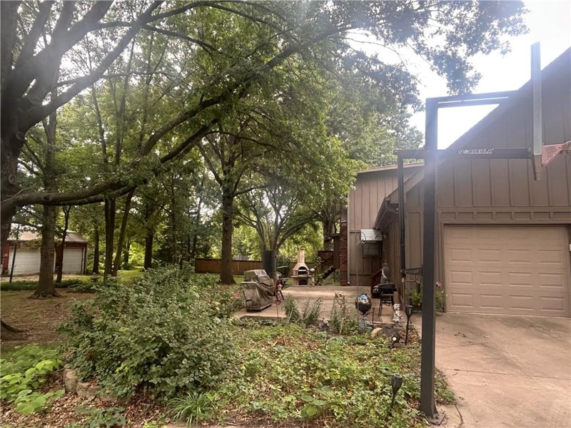 16040 Outlook Ave, Stilwell, KS 66085