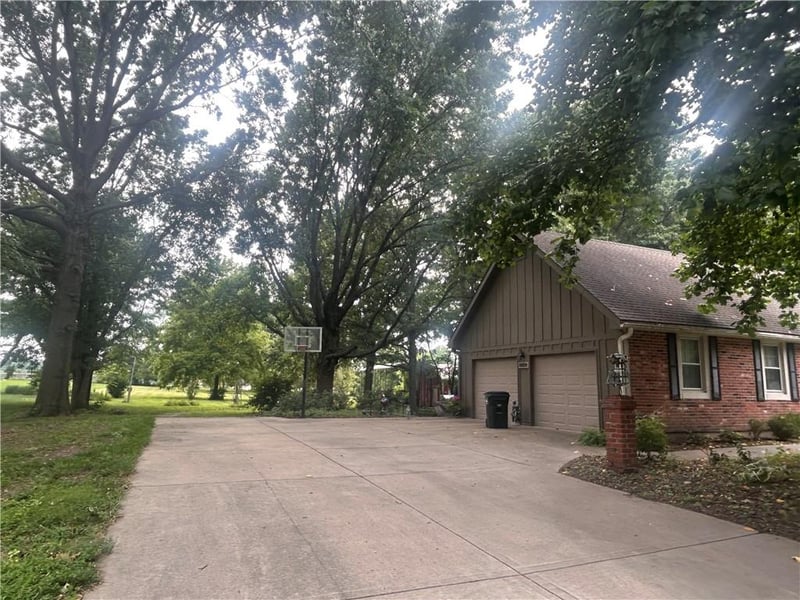 16040 Outlook Ave, Stilwell, KS 66085