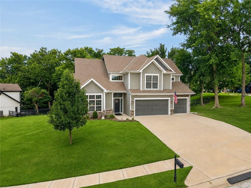 6388 Sioux Dr, Parkville, MO 64152
