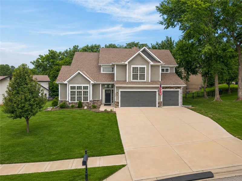 6388 Sioux Dr, Parkville, MO 64152