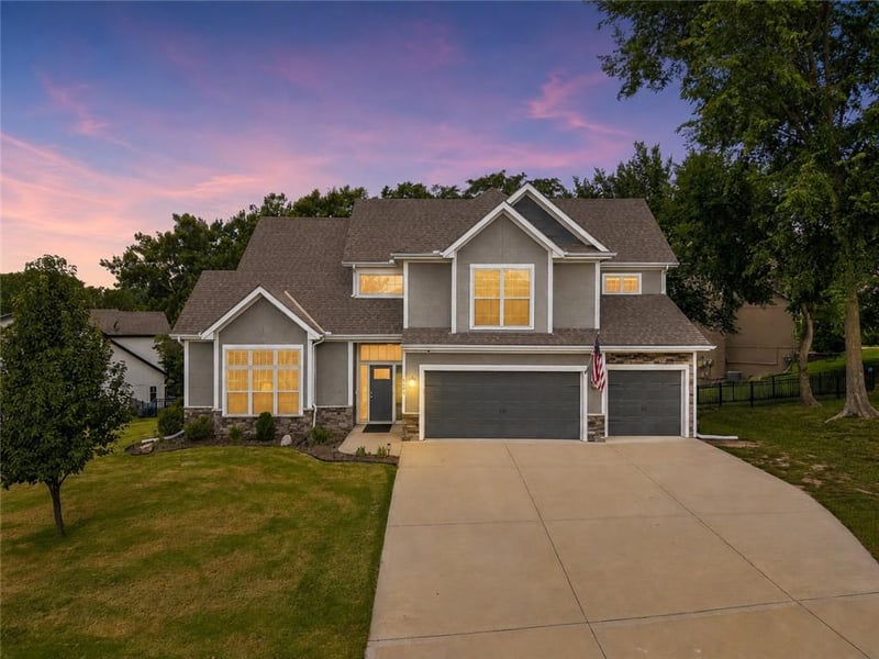 6388 Sioux Dr, Parkville, MO 64152