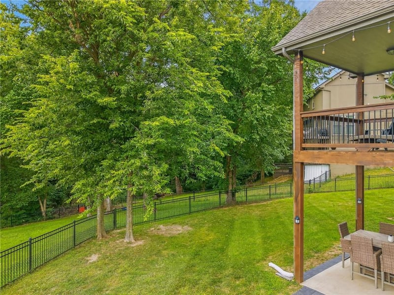 6388 Sioux Dr, Parkville, MO 64152