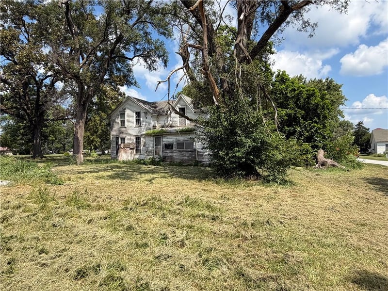 590 4th St, Kidder, MO 64030