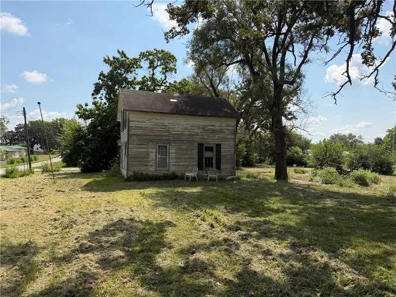 590 4th St, Kidder, MO 64030