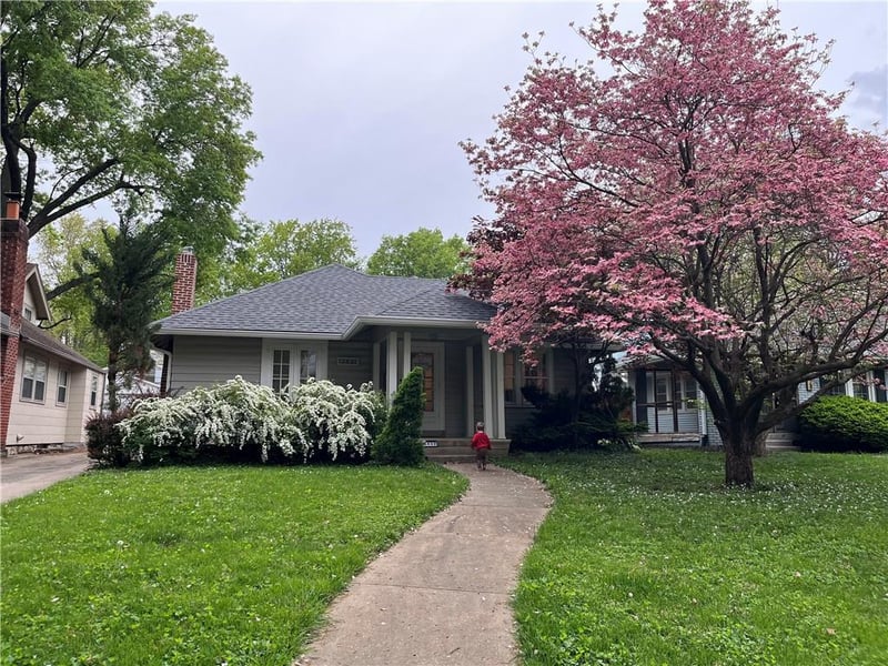 6432 Oak St, Kansas City, MO 64113