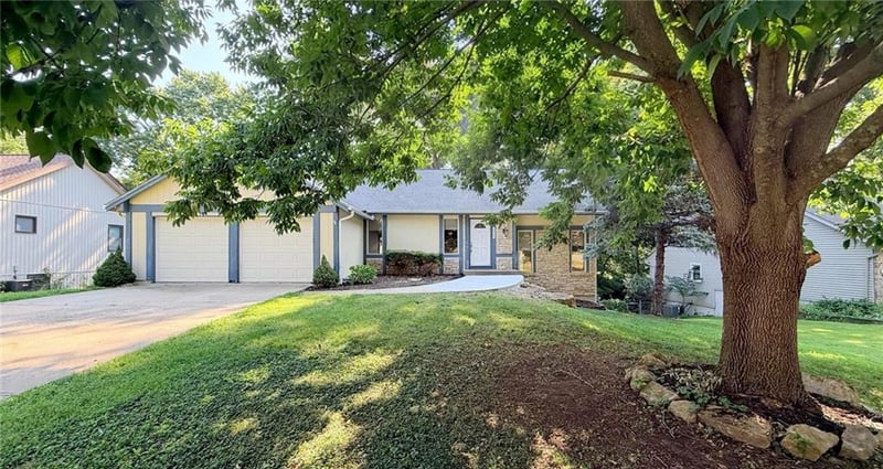 6925 Long Ave, Shawnee, KS 66216