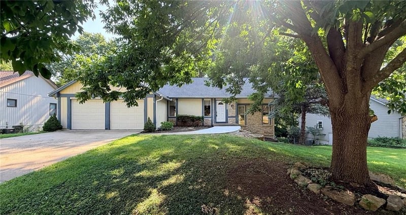 6925 Long Ave, Shawnee, KS 66216