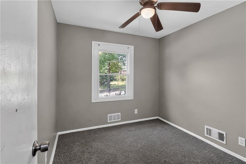 4131 E Vineyard Rd, Kansas City, MO 64130