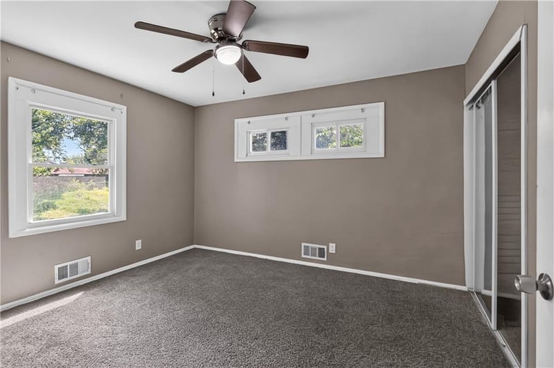 4131 E Vineyard Rd, Kansas City, MO 64130