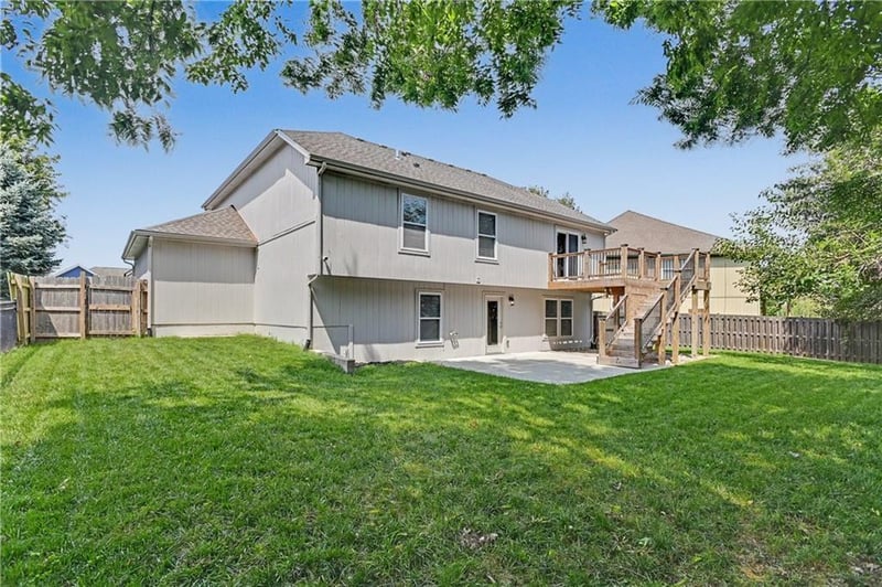 1221 SW Nagona Ln, Lee's Summit, MO 64082