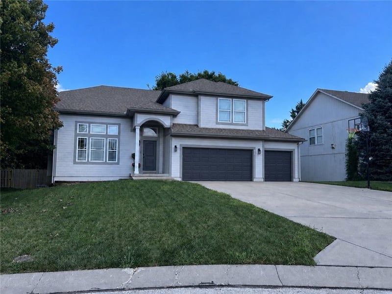 1221 Nagona Ln, Lee's Summit, MO 64082
