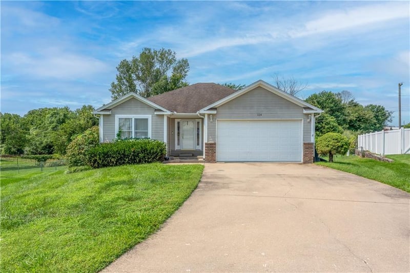 114 Shady Ln, Warrensburg, MO 64093