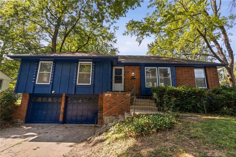 11038 Greenwood Rd, Kansas City, MO 64134