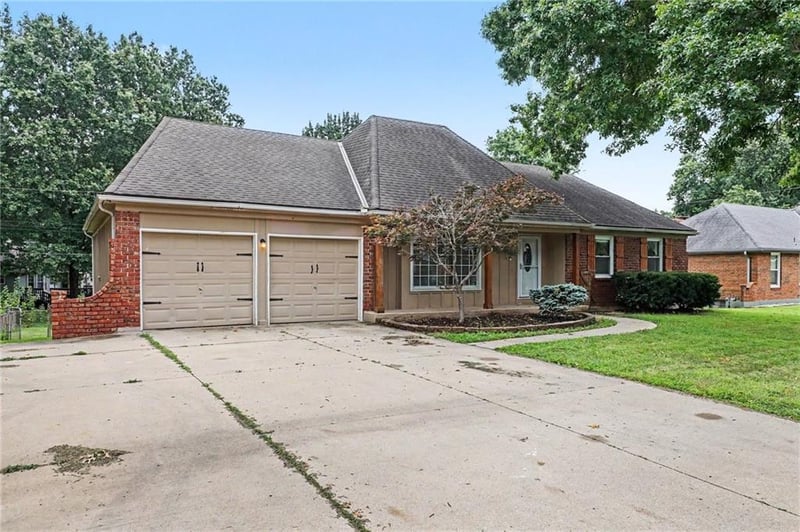 702 12th St, Blue Springs, MO 64015