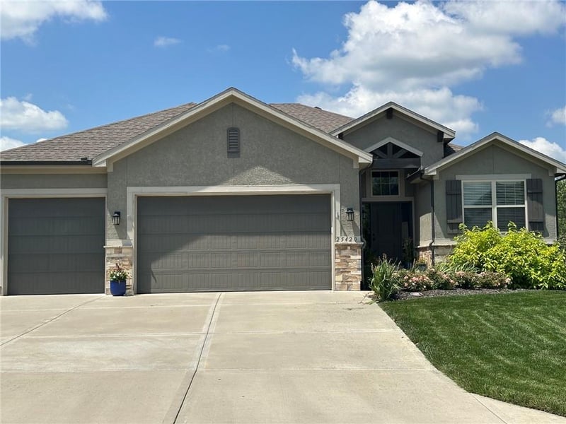 25420 146th St, Olathe, KS 66061