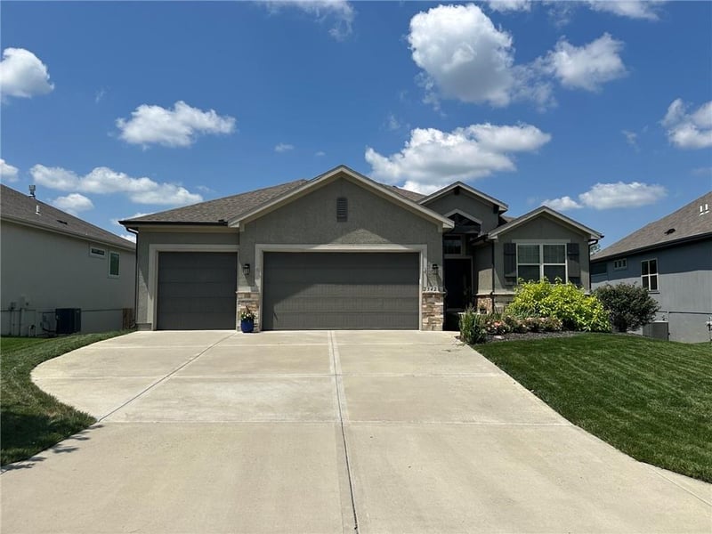 25420 146th St, Olathe, KS 66061
