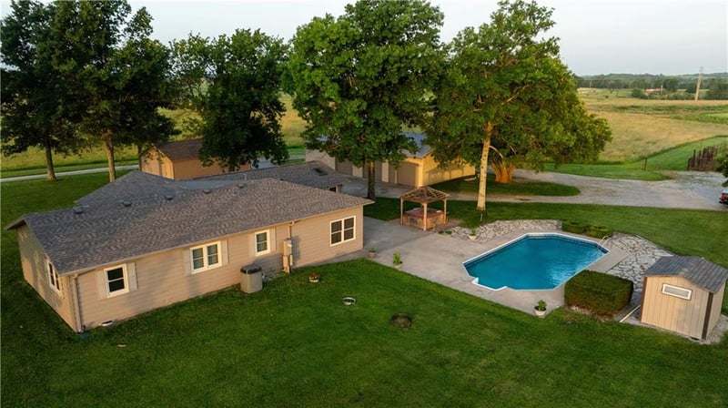 38210 Osawatomie Rd, Osawatomie, KS 66064