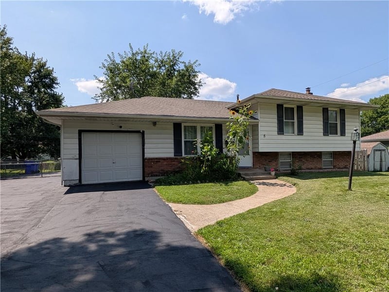 8 Noel St, Lee's Summit, MO 64063