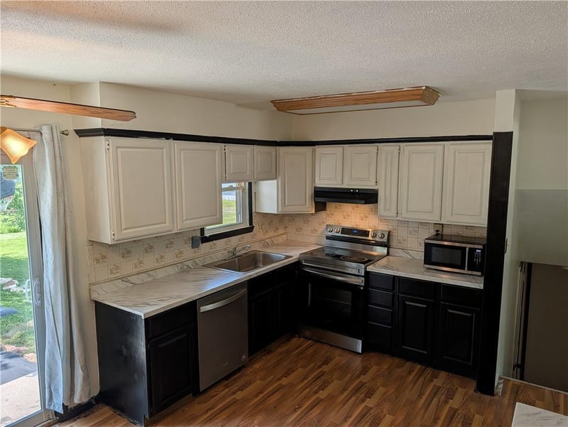 8 Noel St, Lee's Summit, MO 64063