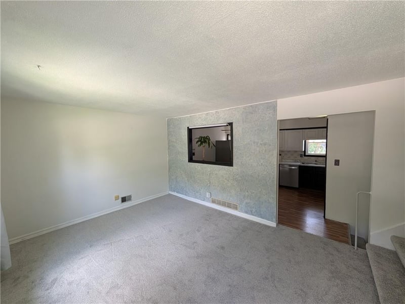 8 Noel St, Lee's Summit, MO 64063