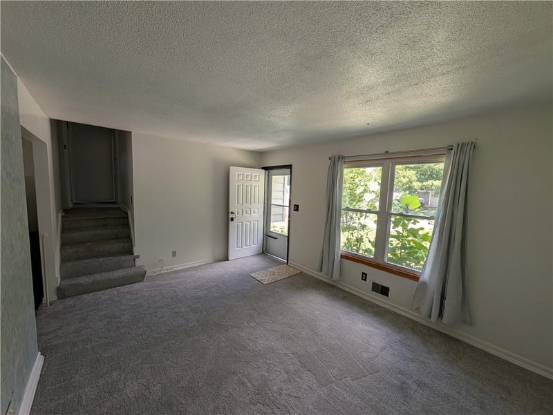 8 Noel St, Lee's Summit, MO 64063
