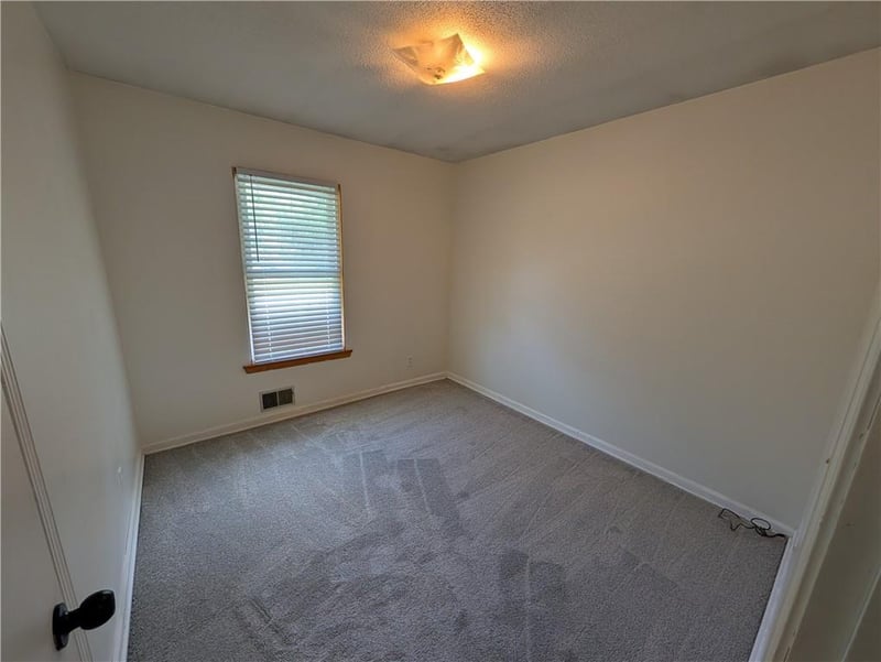 8 Noel St, Lee's Summit, MO 64063