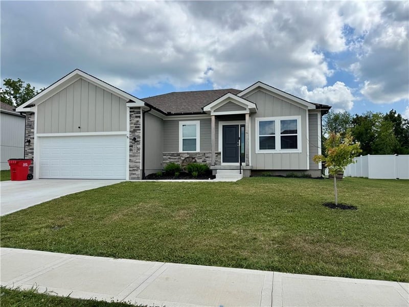 1401 10th Ter, Oak Grove, MO 64075
