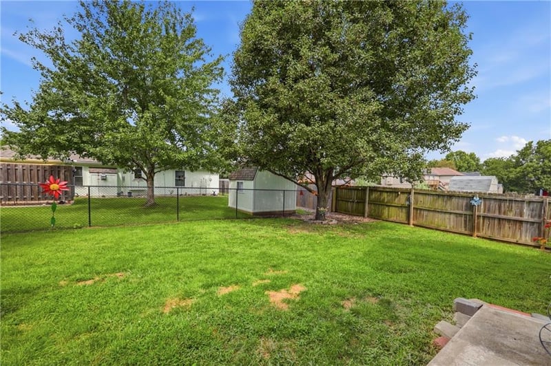 846 SW Country Hill Dr, Grain Valley, MO 64029