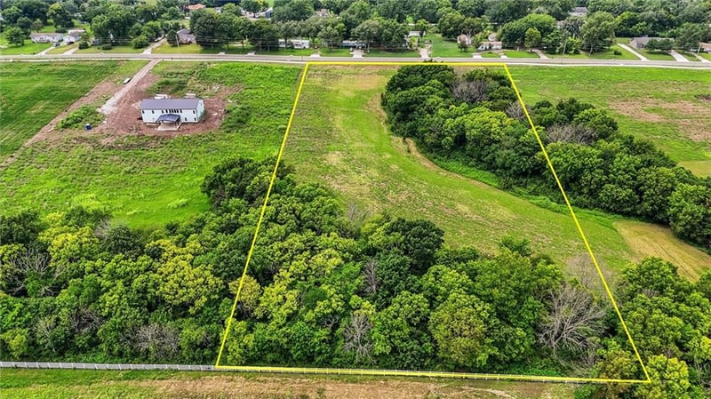 1007 Ward Rd, Raymore, MO 64083