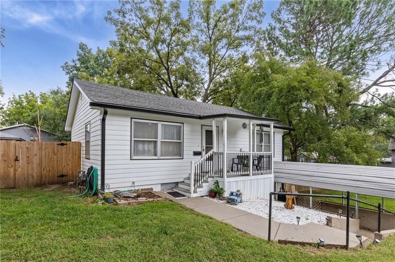 2507 Maple Ave, Leavenworth, KS 66048