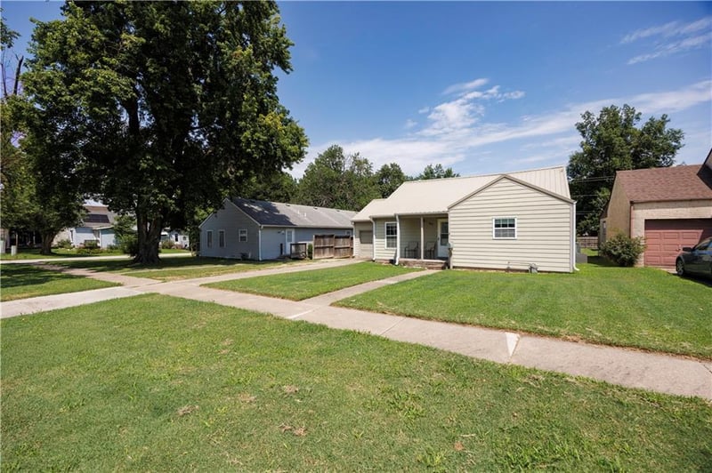 816 8th St, Neodesha, KS 66757