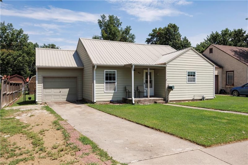 816 8th St, Neodesha, KS 66757