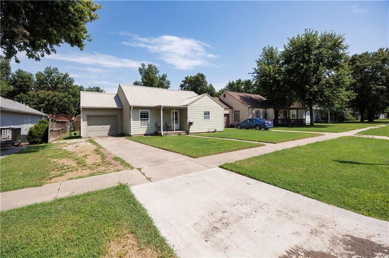 816 8th St, Neodesha, KS 66757