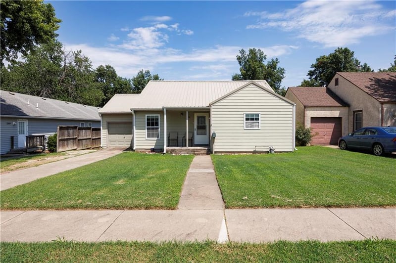 816 8th St, Neodesha, KS 66757