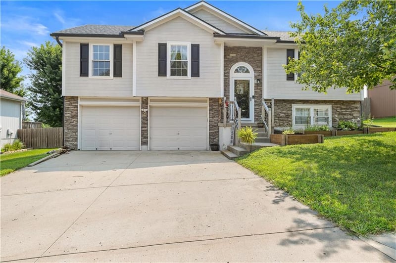 1508 Nicholas Dr, Grain Valley, MO 64029