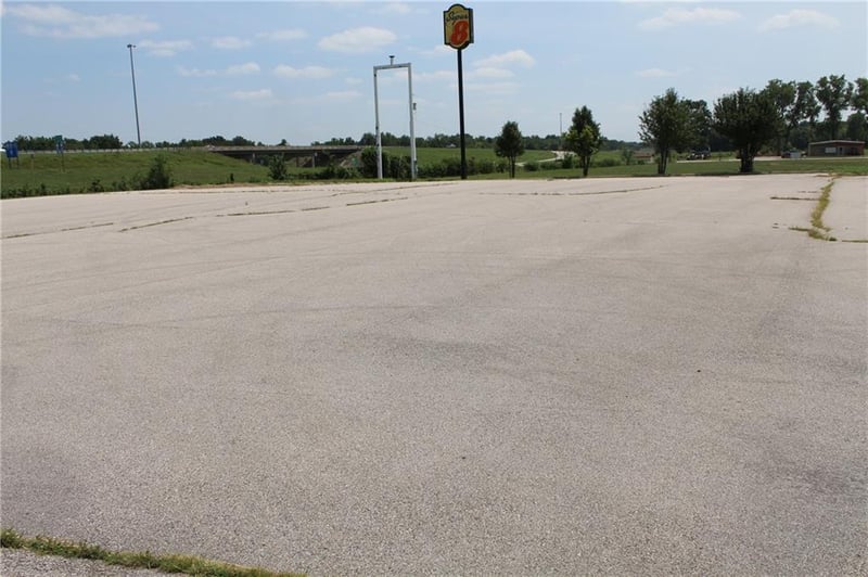 371 - 471 Bills Way St, Iola, KS 66749