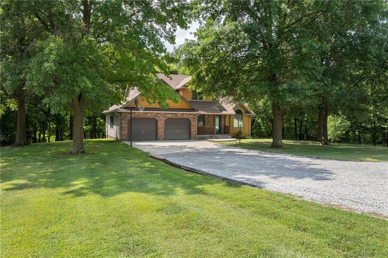 4 Lakes Dr, Agency, MO 64401